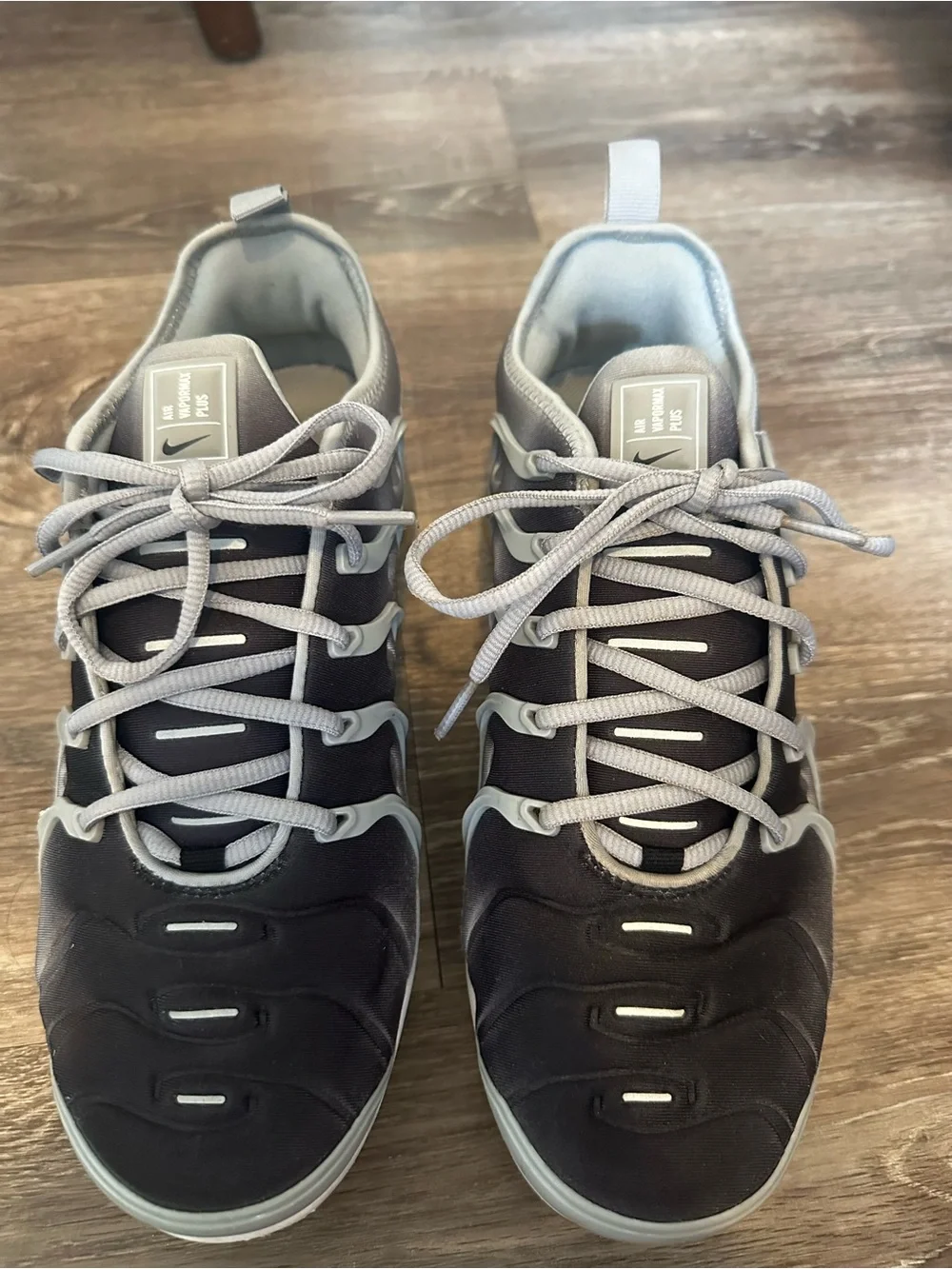 Nike Men’s Black and Light Gray Lace-Up Sneakers Vapor Max Plus S7